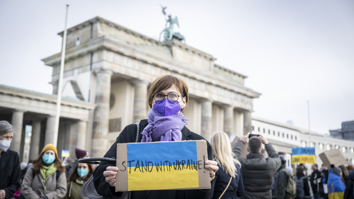 Bundesministerin Stark-Watzinger bekundet am 27. Februar 2022 am Brandenburger Tor ihre Solidarität mit der Ukraine. © BMBF