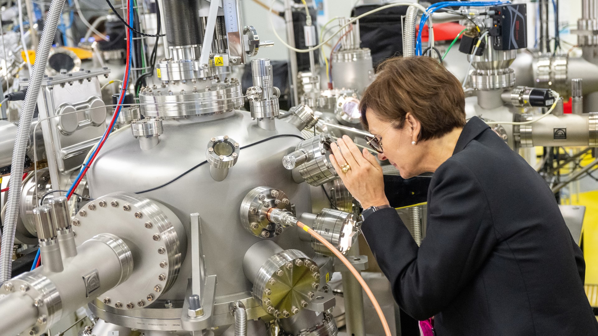 Bettina Stark-Watzinger im Helmholtz-Zentrum für Materialien und Energie (HZB)