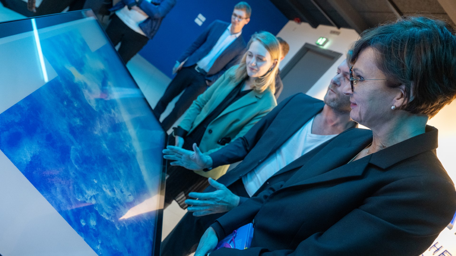 Bettina Stark-Watzinger an einem großen Bildschirm im Max-Planck-Institut für Meteorologie