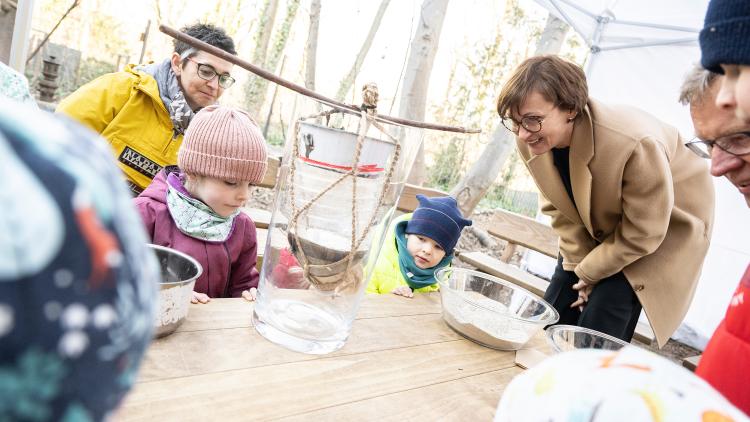 Bundesministerin Bettina Stark-Watzinger beim Besuch der Kita "Kleine Füße – Naseweis" in Berlin. Foto: BMBF/Hans-Joachim Rickel