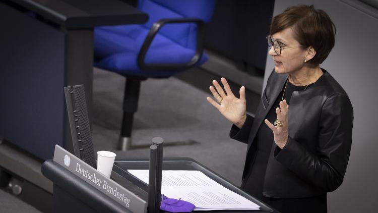 Bundesforschungsministerin Bettina Stark-Watzinger bringt im Rahmen der Haushalstverhandlungen für das Haushaltsjahr 2022 den Einzelplan 30 des BMBF ein. © Deutscher Bundestag