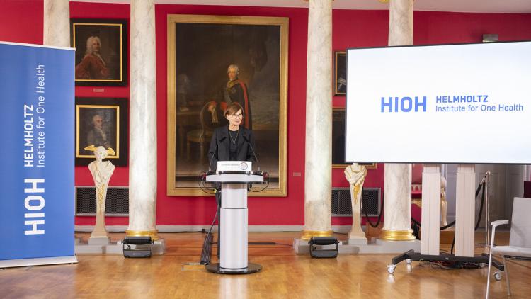 Bundesforschungsministerin Bettina Stark-Watzinger spricht bei der Einweihungsfeier des Helmholtz-Instituts für One Health (HIOH) in Greifswald am 26.04.2022. © BMBF/Hans-Joachim Rickel