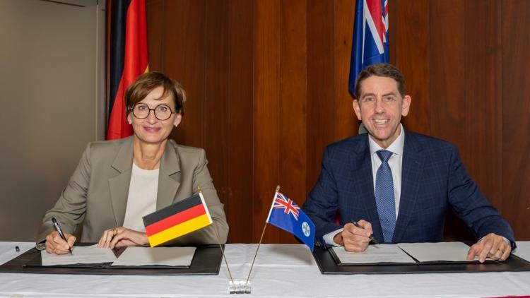 Bundesforschungsministerin Bettina Stark-Watzinger und Cameron Dick (Treasurer of Queensland) in Brisbane, Australien