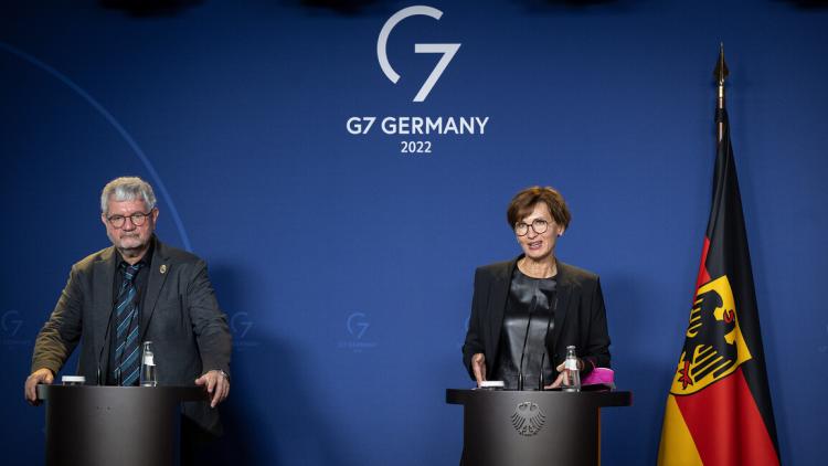 Bundesministerin Bettina Stark-Watzinger auf einer gemeinsamen Pressekonferenz mit Prof. Schlögl zum Thema Wasserstoff © BMBF/Hans-Joachim Rickel