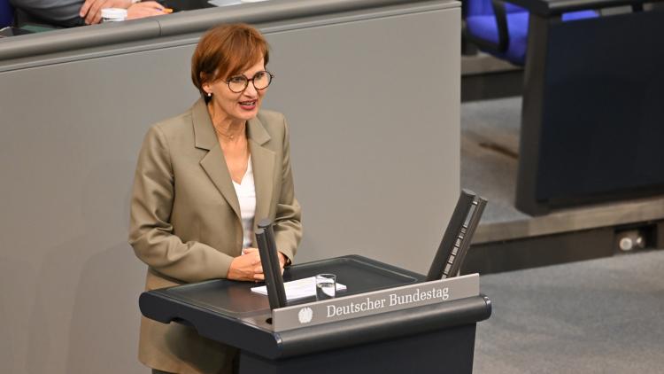 Bundesbildungsministerin Bettina Stark-Watzinger stellt im Bundestag die geplante BAföG-Reform vor