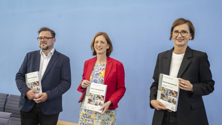 Bundesbildungsministerin Bettina Stark-Watzinger, KMK-Präsidentin Karin Prien und Bildungsforscher Kai Maaz stellen in der Bundespressekonferenz den Bericht „Bildung in Deutschland 2022“ vor, Foto: BMBF