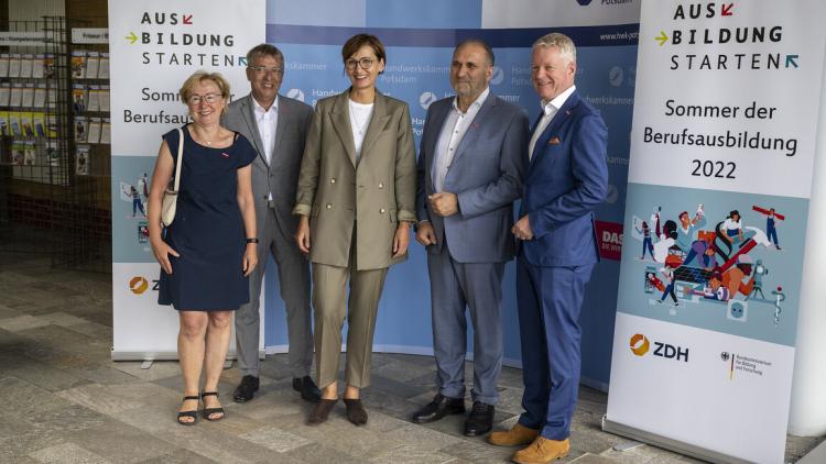 Bundesministerin Bettina Stark-Watzinger besucht gemeinsam mit Peter Wollseifer, Präsident des Zentralverbands des deutschen Handwerks, ein Ausbildungszentrum der Handwerkskammer Potsdam. © BMBF/Hans-Joachim Rickel