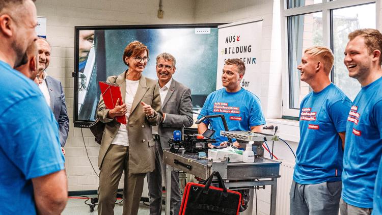 Bundesministerin Bettina Stark-Watzinger besuchte gemeinsam mit Hans Peter Wollseifer, Präsident des Zentralverbands des deutschen Handwerks, ein Ausbildungszentrum der Handwerkskammer Potsdam. © BMBF