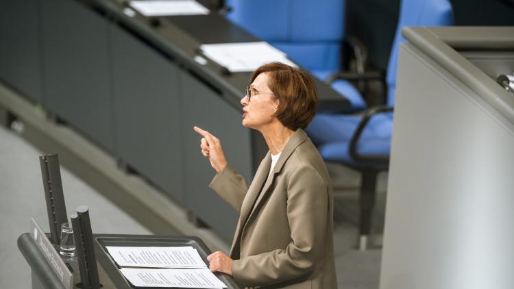 Bundesministerin Bettina Stark-Watzinger am Rednerpult des Deutschen Bundestags zu pandemiebedingten Lernrückständen von Kindern und Jugendlichen