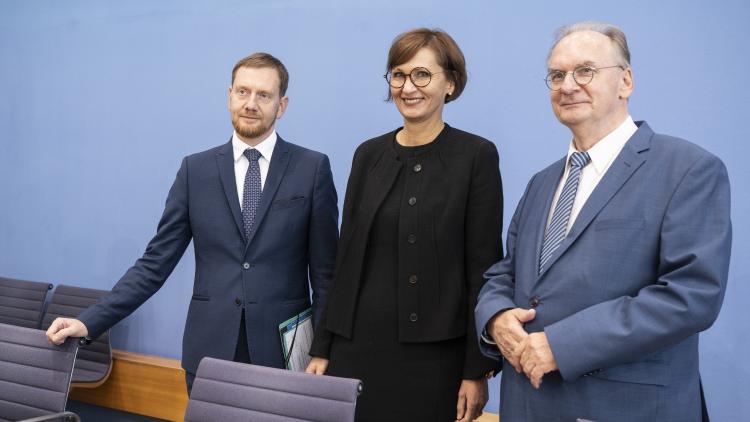 MP Michael Kretschmer (Sachsen), Forschungsministerin Bettina Stark-Watzinger (Bundesregierung) und MP Rainer Haseloff (Sachsen-Anhalt) in der Bundespressekonferenz