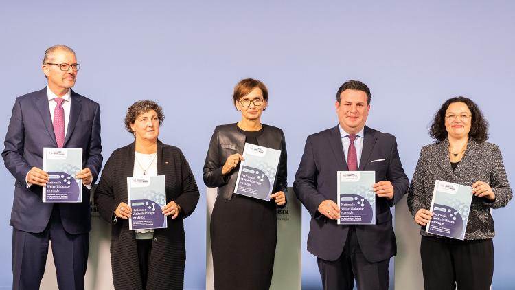 Bundesbildungsministerin Bettina Stark-Watzinger und Bundesarbeitsminister Hubertus Heil stellen mit weiteren Partnern die Fortführung und Weiterentwicklung der Nationalen Weiterbildungsstrategie vor