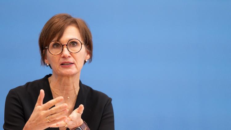 Bildungsministerin Bettina Stark-Watzinger in der Bundespressekonferenz