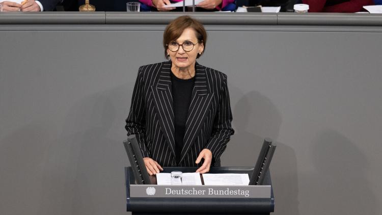 Bundesministerin Bettina Stark-Watzinger in der Debatte zur Vorstellung des Nationalen Bildungsberichts 2022