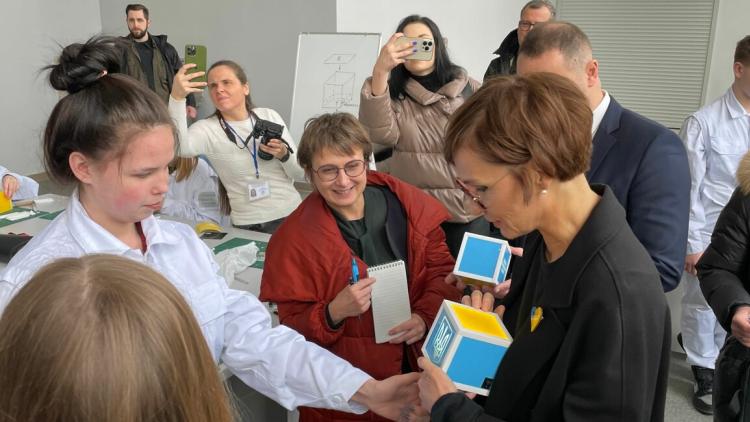 Bundesministerin Bettina Stark-Watzinger trifft bei ihrem Besuch in der Ukraine Schülerinnen und Schüler