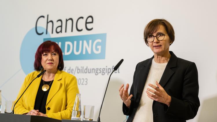 Bundesbildungsministerin Bettina Stark-Watzinger und KMK-Präsidentin Astrid-Sabine Busse auf der Pressekonferenz zum Abschluss des Bildungsgipfels