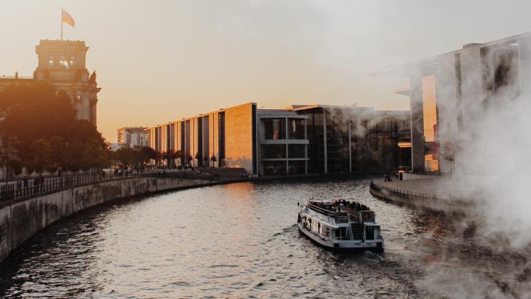 Blick über die Spree auf den Reichstag und das Paul-Löbe-Haus