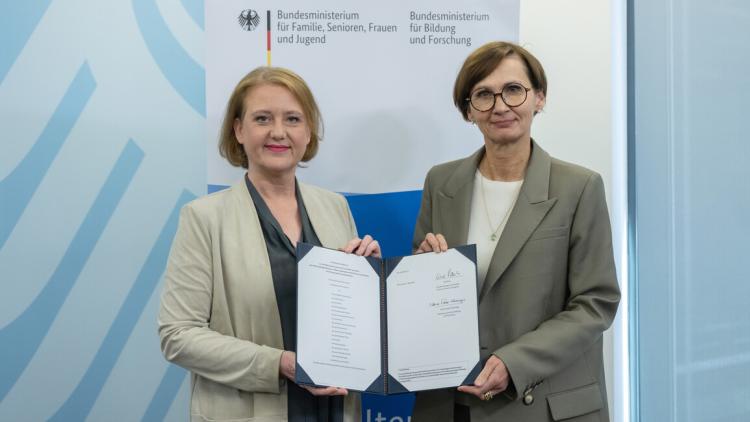 Bundesbildungsministerin Bettina Stark-Watzinger (rechts) und Bundesfamilienministerin Lisa Paus (links) nach der Unterzeichnung der Verwaltungsvereinbarung für das Investitionsprogramm Ganztagsausbau.