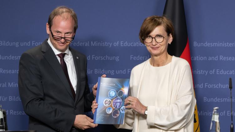 Prof. Dr. Constantin Leon Haefner und Bettina Stark-Watzinger präsentieren das Memorandum