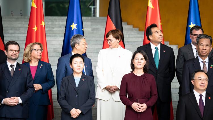 Diverse Ministerinnen und Minister posieren für ein Foto anlässlich deutsch-chinesischer Regierungskonsultationen im Bundeskanzleramt