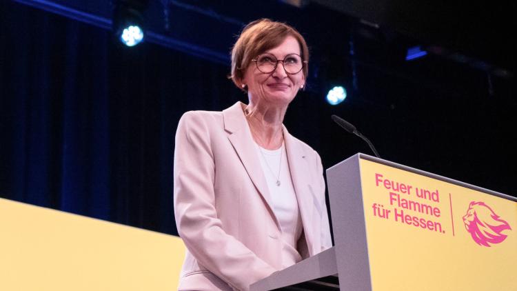 Bettina Stark-Watzinger auf dem Landesparteitag in Wetzlar am Rednerpult