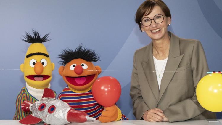 Ernie und Bert mit Bettina Stark-Watzinger im BMBF