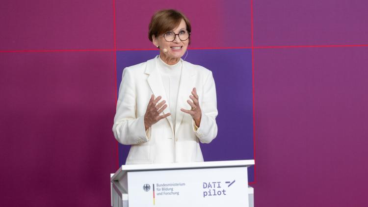 Bundesministerin Stark-Watzinger spricht bei der Auftaktveranstaltung zu DATIpilot