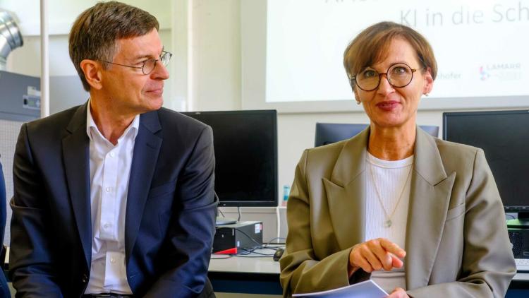 Es ist offiziell: Bettina Stark-Watzinger, Bundesministerin für Bildung und Forschung, ist Schirmherrin des Bildungsprojekts AI4Schools. Die Urkunde überreichte ihr Prof. Dr. Stefan Wrobel, Institutsleiter des Fraunhofer IAIS und Co-Direktor des Lamarr-Instituts.