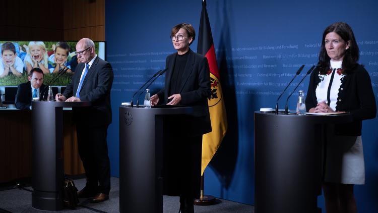 Bundesministerin für Bildung und Forschung Bettina Stark-Watzinger stellte mit der Präsidentin der Kultusministerkonferenz und Senatorin für Bildung, Jugend und Familie Berlin Katharina Günther-Wünsch, dem Hessischen Kultusminister Alexander Lorz und dem Senator für Schule und Berufsbildung Hamburg Ties Rabe das Startchancen-Programm am 21. September 2023 vor