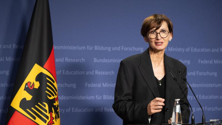 Bundesministerin Bettina Stark-Watzinger bei einer Pressekonferenz nach dem Expertenkreis