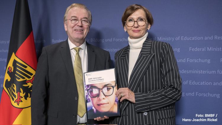 Prof. Dr. Dr. Thomas Lippert und Bundesministerin Bettina Stark-Watzinger stellen den KI-Aktionsplan vor