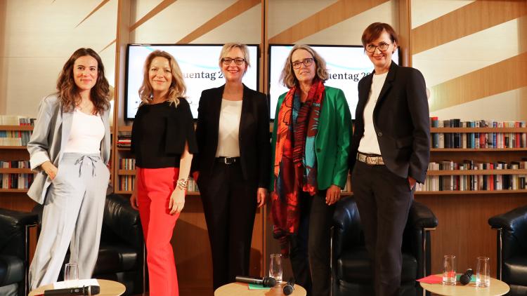 v.l.: Mona Ameziane, Prof. Dr. Antje Boetius, Christine Regitz, Prof. Dr. Christiane Schwieren und Bettina Stark-Watzinger