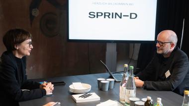 Bundesministerin Bettina Stark-Watzinger im Gespräch mit Rafael Laguna de la Vera, Gründungsdirektor der Bundesagentur für Sprunginnovation. Foto: BMBF